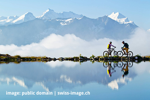 Mountaibiker vor Schweizer Bergseepanorama