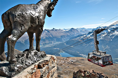 Mountaibiker vor Schweizer Bergseepanorama